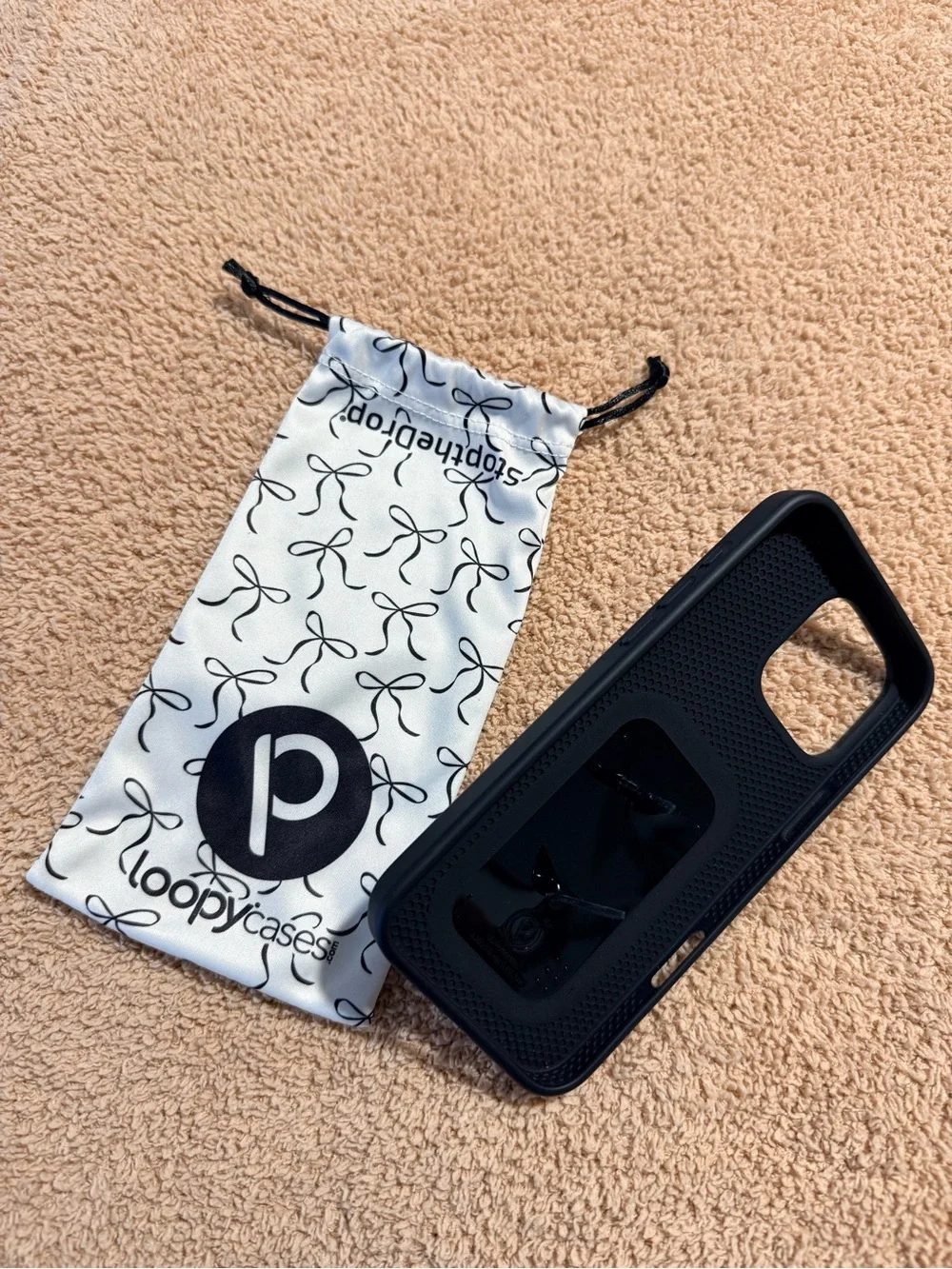 Loopy Case Black Bows Apple 16 Pro Max 6.9” Screen Left